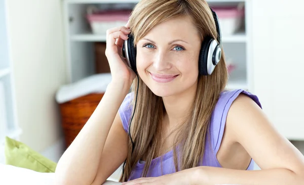 Mujer amable escuchando música — Foto de Stock