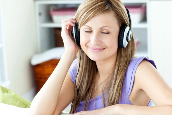 Zrelaksowana kobieta słuchająca muzyki — Zdjęcie stockowe