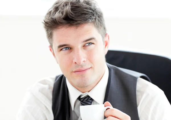 Pensando hombre de negocios bebiendo café —  Fotos de Stock