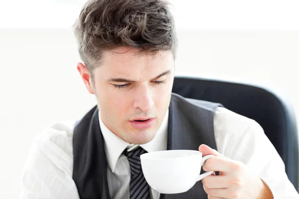 Müder Geschäftsmann trinkt Kaffee — Stockfoto