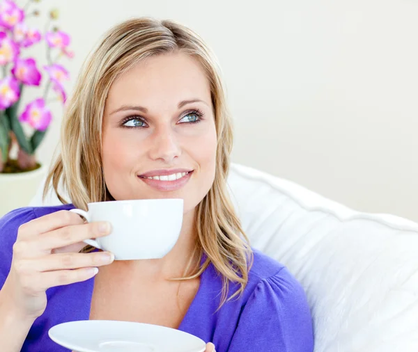 Young woman holding cup — Stock Photo, Image