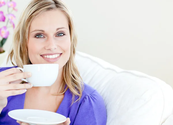 Simper woman holding cup — Stock Photo, Image