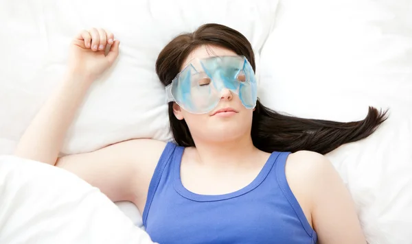 Καυκάσιος νεαρή γυναίκα που κοιμάται με μια μάσκα ματιών — Φωτογραφία Αρχείου