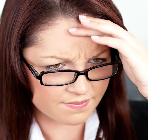 Retrato de uma mulher estressada usando óculos — Fotografia de Stock