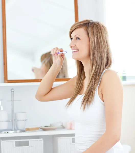 Bionda giovane donna lavarsi i denti — Foto Stock