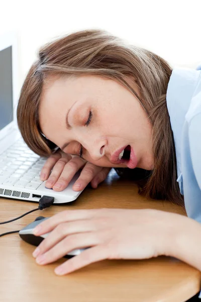 Κουρασμένος νεαρή γυναίκα που κοιμάται στο γραφείο της — Φωτογραφία Αρχείου