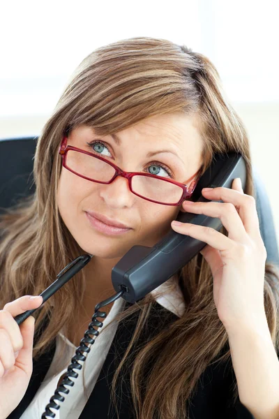 Nadenkend zakenvrouw praten over telefoon dragen van een bril — Stockfoto