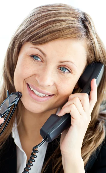 Привлекательная деловая женщина разговаривает по телефону держа очки — стоковое фото