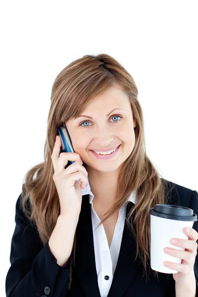 Uśmiechnięta kobieta rozmawia telefon trzyma kawę — Zdjęcie stockowe