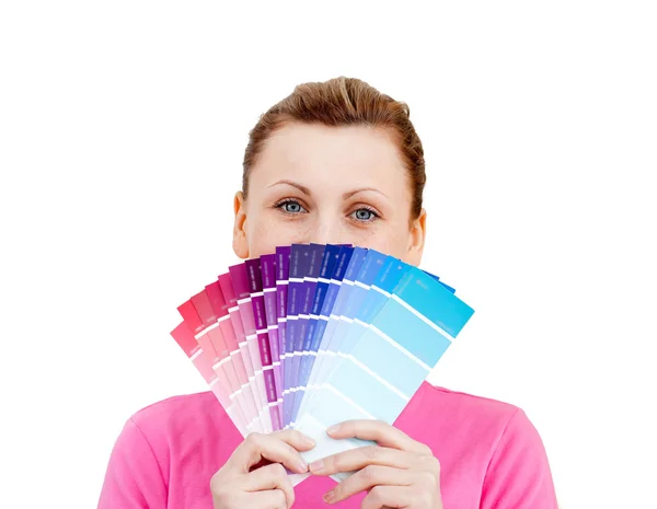 Linda mujer caucásica detrás de la muestra de color — Foto de Stock