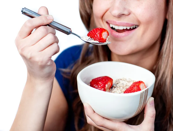 Nahaufnahme einer blonden Frau, die Getreide mit Erdbeeren isst — Stockfoto