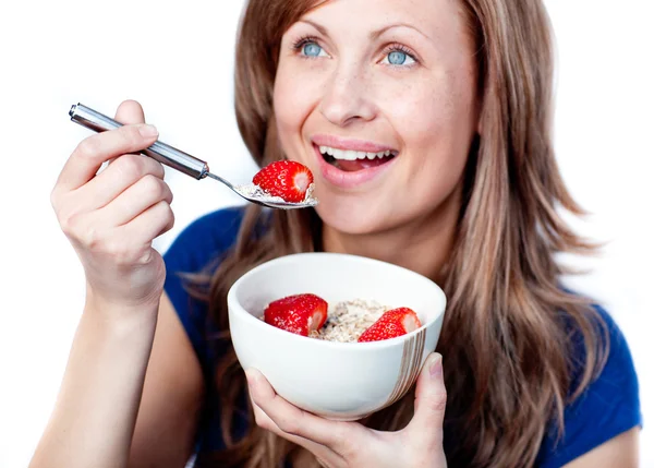 Positive junge Frau isst Getreide mit Erdbeeren — Stockfoto