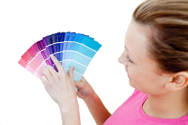 Mujer caucásica eligiendo colores en su salón —  Fotos de Stock