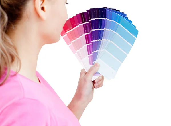Mulher bonita escolhendo cores em sua sala de estar — Fotografia de Stock