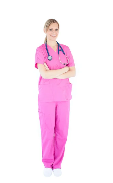 Самоуверенная медсестра со стетоскопом, улыбающаяся в камеру — стоковое фото