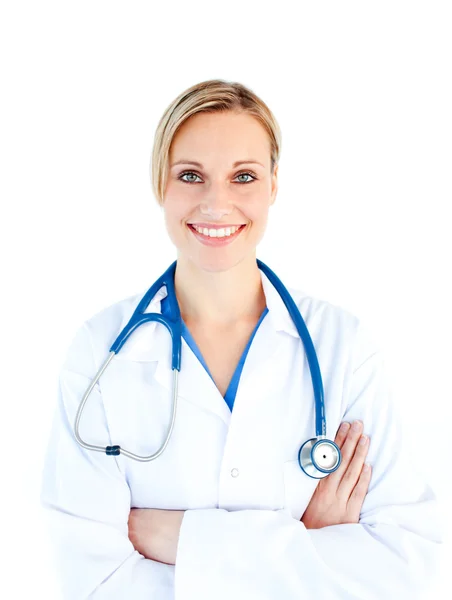 Assertief vrouwelijke arts glimlachen naar de camera — Stockfoto