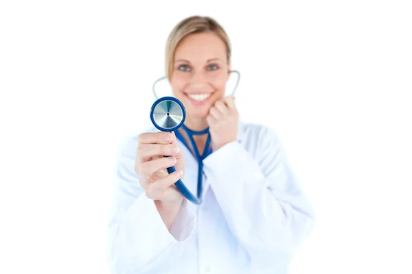Светящийся молодой доктор держит стетоскоп — стоковое фото