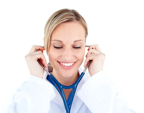 白人の女性医師が聴診器を保持 — ストック写真