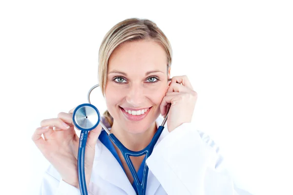 Ganska ung kvinnlig läkare som innehar ett stetoskop — Stockfoto
