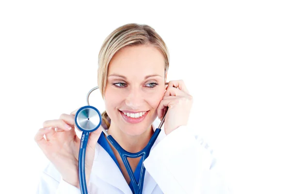 Сияющая молодая женщина-врач держит стетоскоп — стоковое фото