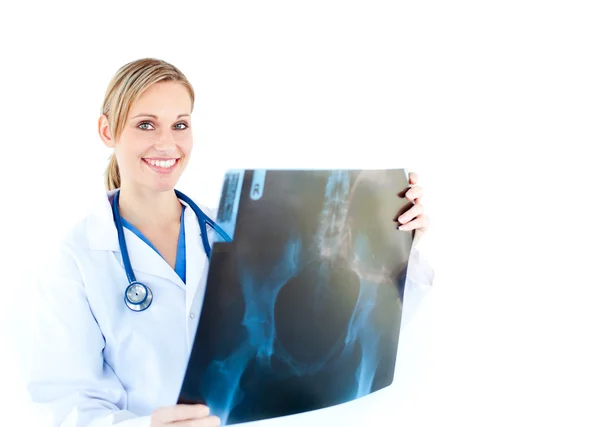 Ambiciózus női orvos ránézünk egy röntgen — Stock Fotó