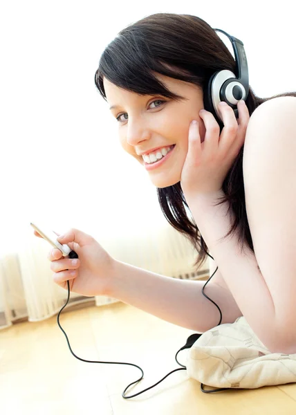 Adolescente caucasiano positivo ouvir música deitada no chão — Fotografia de Stock