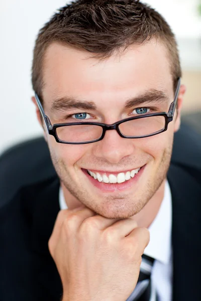 Przystojny biznesmen uśmiechając się do kamery — Zdjęcie stockowe