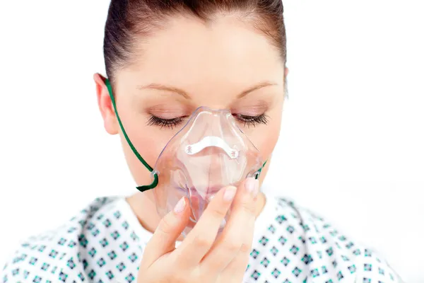 Mujer caucásica enferma usando una máscara — Foto de Stock