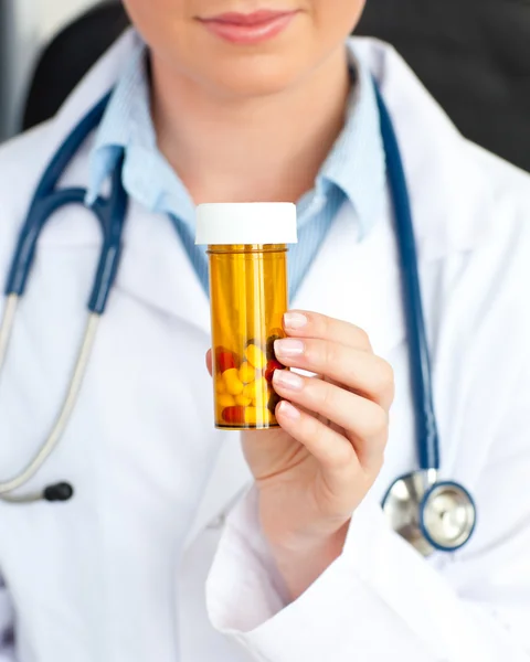 Nahaufnahme einer Ärztin mit Tabletten — Stockfoto