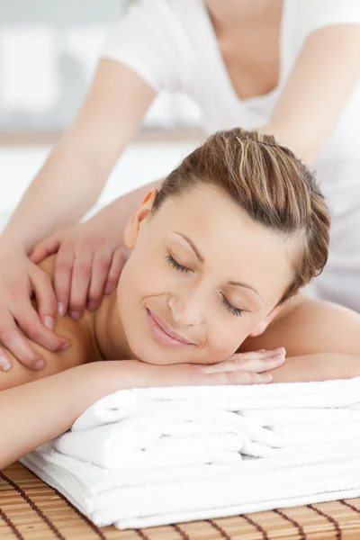 Mulher branca sorridente recebendo uma massagem nas costas — Fotografia de Stock