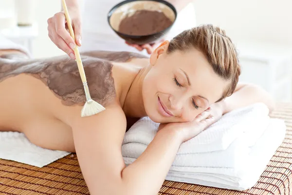 Mujer relajada disfrutando de un tratamiento de piel de barro — Foto de Stock