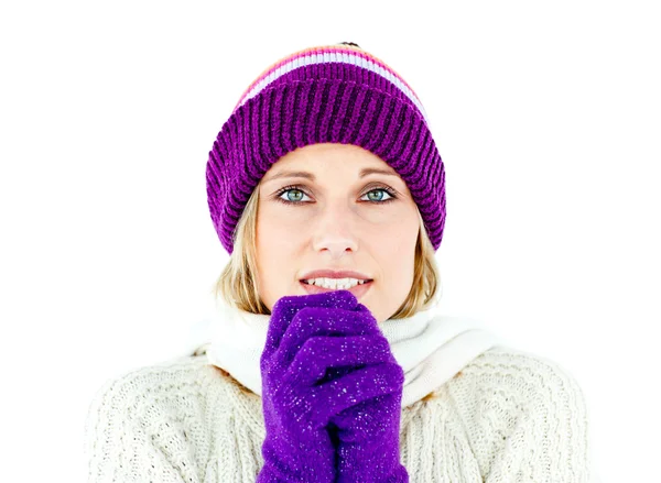 Zamarznięty kobieta nosi czapkę i rękawiczki — Zdjęcie stockowe