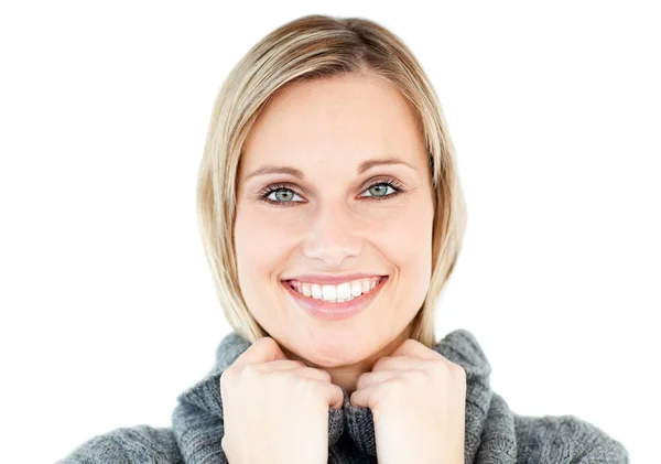 Улыбающаяся женщина в свитере с поло-шеей смотрит в камеру — стоковое фото