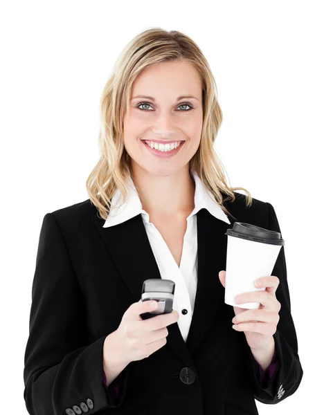 Mulher de negócios bonita segurando café e usando seu celular — Fotografia de Stock