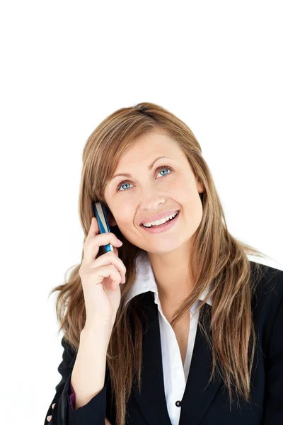 Веселая блондинка-бизнесвумен разговаривает по телефону — стоковое фото