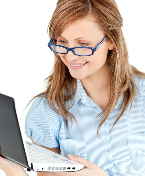 Ambitna kobieta stojąc przy użyciu swojego laptopa — Zdjęcie stockowe