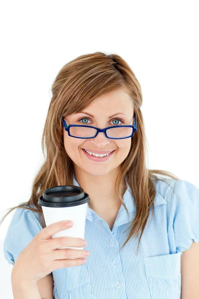 Bonita mujer de negocios caucásica sosteniendo un café con gafas —  Fotos de Stock