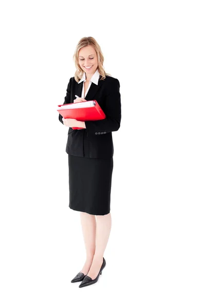 Säker affärskvinna skriva på en mapp — Stockfoto
