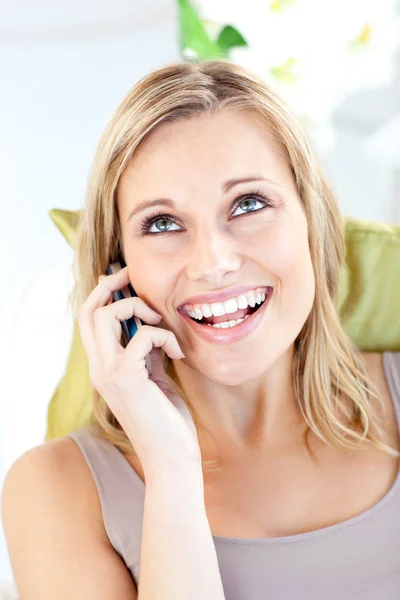 Mulher caucasiana animado falando ao telefone — Fotografia de Stock