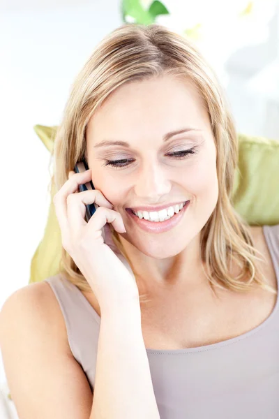 Concentrated caucasian woman talking on phone — Stock Photo, Image