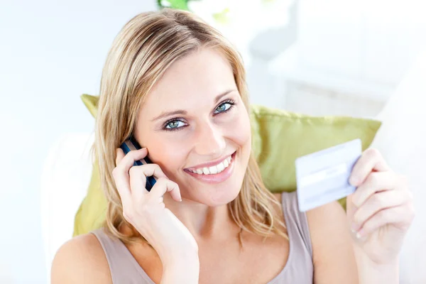 Okouzlující mladá žena mluví telefonu drží kartu — Stock fotografie