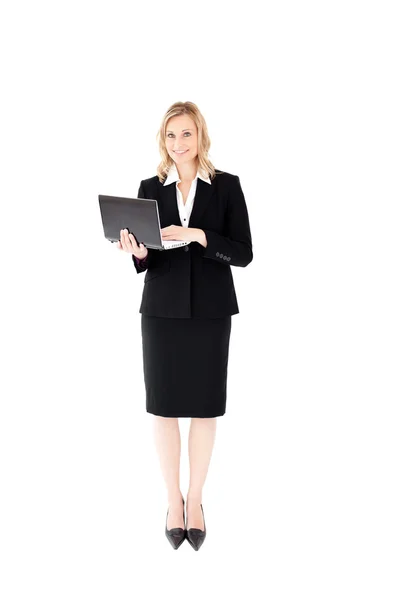 Självsäker kvinna använder sin laptop stående — Stockfoto