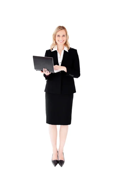 Empresária encantada usando seu laptop de pé — Fotografia de Stock