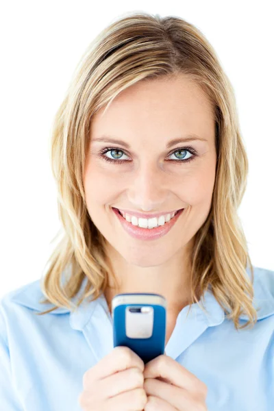 Happy young woman writing a message on her cellphone — Stock Photo, Image
