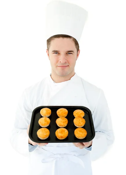 微笑着厨师在相机举行松饼 — 图库照片