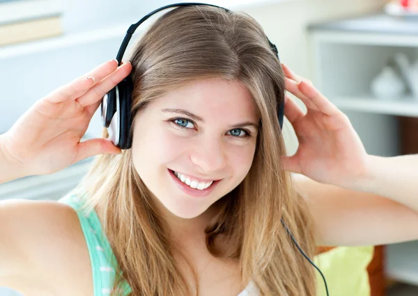 Jolly donna caucasica ascoltare musica con le cuffie — Foto Stock
