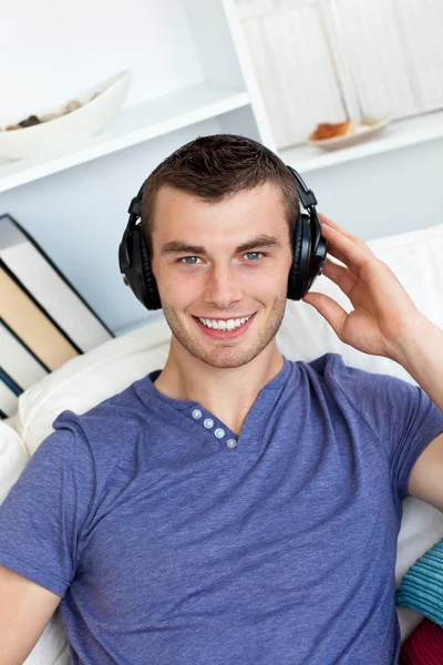 Smiing caucásico hombre escuchar música con auriculares —  Fotos de Stock