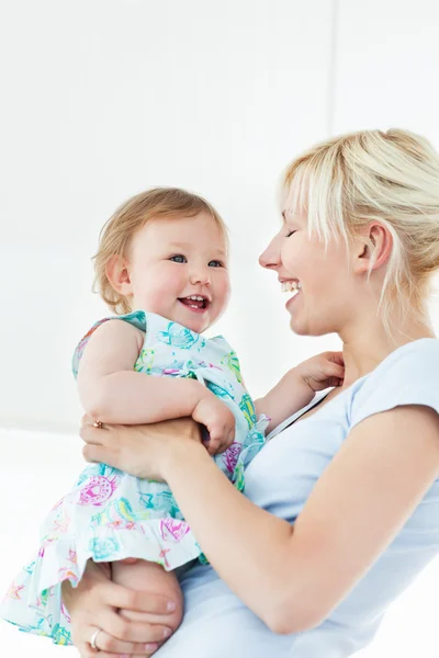 Lächelnde Frau spielt mit ihrer Tochter — Stockfoto