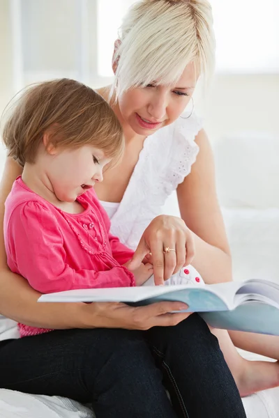 Jonge gezin lezen van een boek — Stockfoto