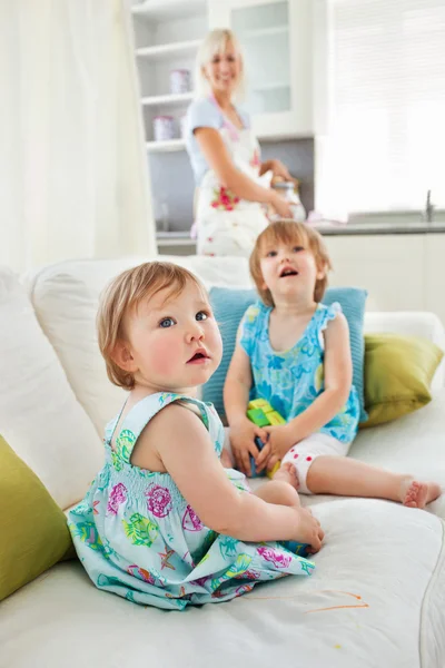 Blonde Mutter hat Spaß mit ihren kleinen Töchtern — Stockfoto